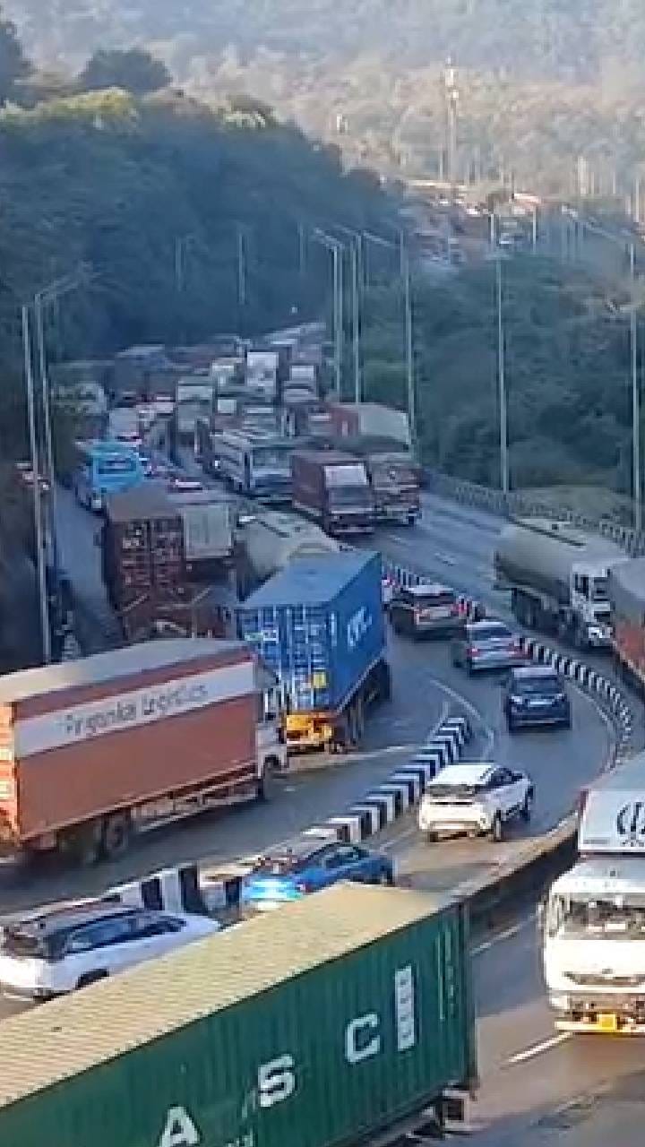 खोपोली बोरघाटात वाहनांच्या लांबच लांब रांगा