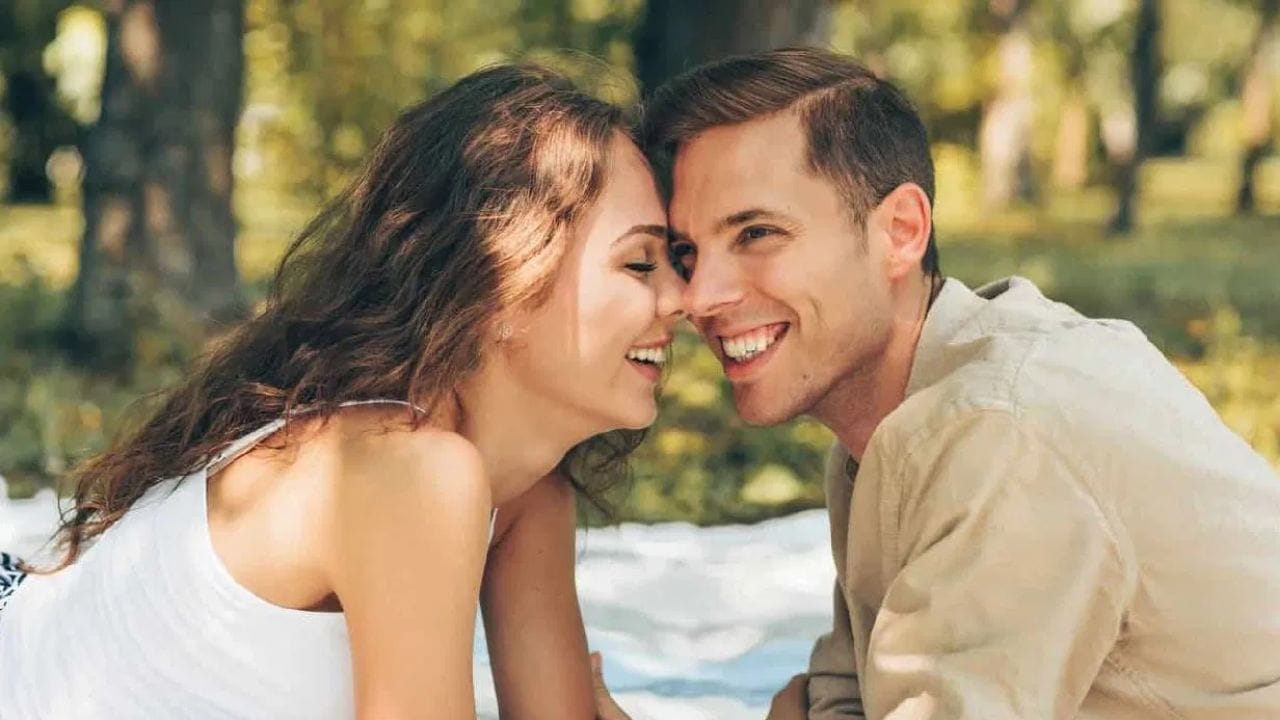 इथे पत्नी नाही तर चक्क पती भाड्यानं मिळतात, सुंदर तरुणींची होते गर्दी, एका तासाचं भाडं ऐकून बसेल धक्का