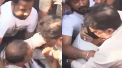 कुठे कमी पडलो साहेब म्हणत कार्यकर्त्याने आमदारापुढे फोडला टाहो, संजय केनेकर भावूक थेट, अश्रू पुसत..