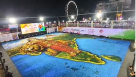 अडीच लाख रंगीत पणत्यांपासून साकारली भारतमातेची भव्य मोझॅक प्रतिमा.