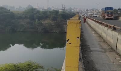 आई-वडीलांनीच तान्ह्या बाळाचा गळा घोटाळा आणि मृतदेह नदीच्या पुलाखाली फेकला