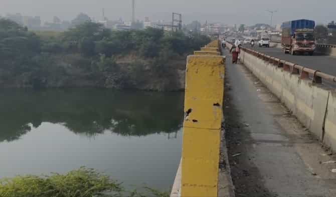 आई-वडीलांनीच तान्ह्या बाळाचा गळा घोटाळा आणि मृतदेह नदीच्या पुलाखाली फेकला