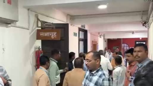 Maharashtra Assembly Session 2025 : ठाकरे गटाचे आमदार आमच्या पुढे कसे? काँग्रेसला सहनच झालं नाही, त्यांनी थेट…