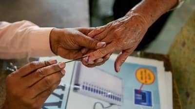 ⁠Maharashtra Local Body Elections 2025 : निवडणूक कार्यकर्त्यांची, मग नगराध्यक्षपदाचे उमेदवार आमदार, खासदारांचे नातेवाईक कसे? एकदा फक्त ही लिस्ट बघा