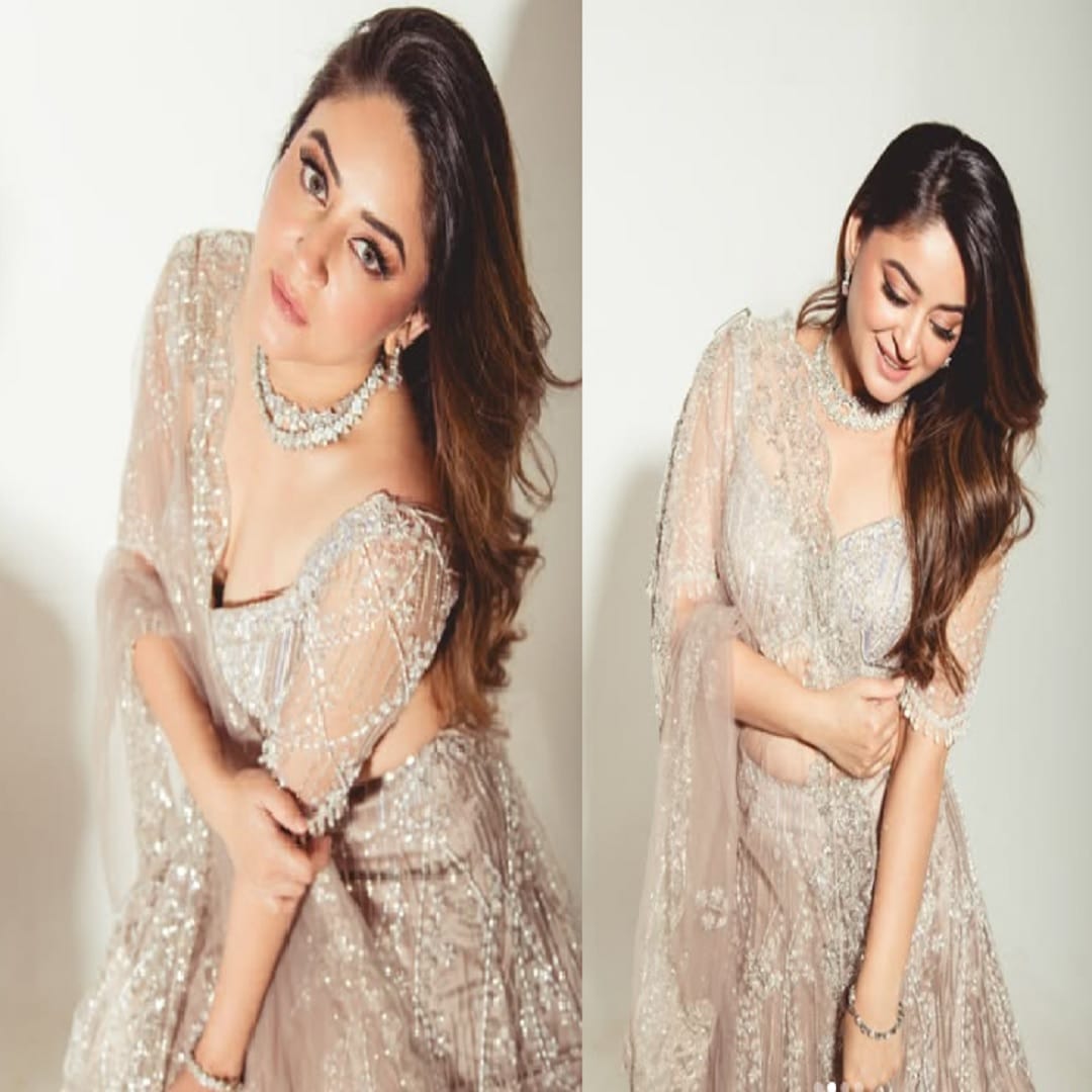  व्यावसायिक आयुष्यापेक्षा तिच्या वैयक्तिक आयुष्यामुळे अनेकदा चर्चेत असणारी अभिनेत्री बरीच वर्ष अभिनयापासून दूर होती. पण आता तिने जोरदार कमबॅक केलं आहे.अभिनेत्री माही विज तब्बल 10 वर्षांनी छोट्या पडद्यावर परतली आहे. ती बऱ्याच काळापासून एका चांगल्या प्रोजेक्टची वाट पाहत होती. अखेर तिची इच्छा पूर्ण झाली आहे. तिला एक चांगली भूमिका मिळाली आहे. 