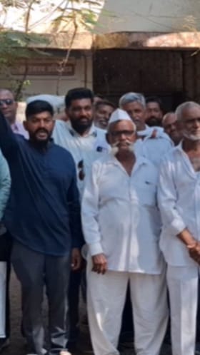 नवीन रेल्वे मार्गासाठी जमीन अधिग्रहणाला शेतकऱ्यांचा विरोध.