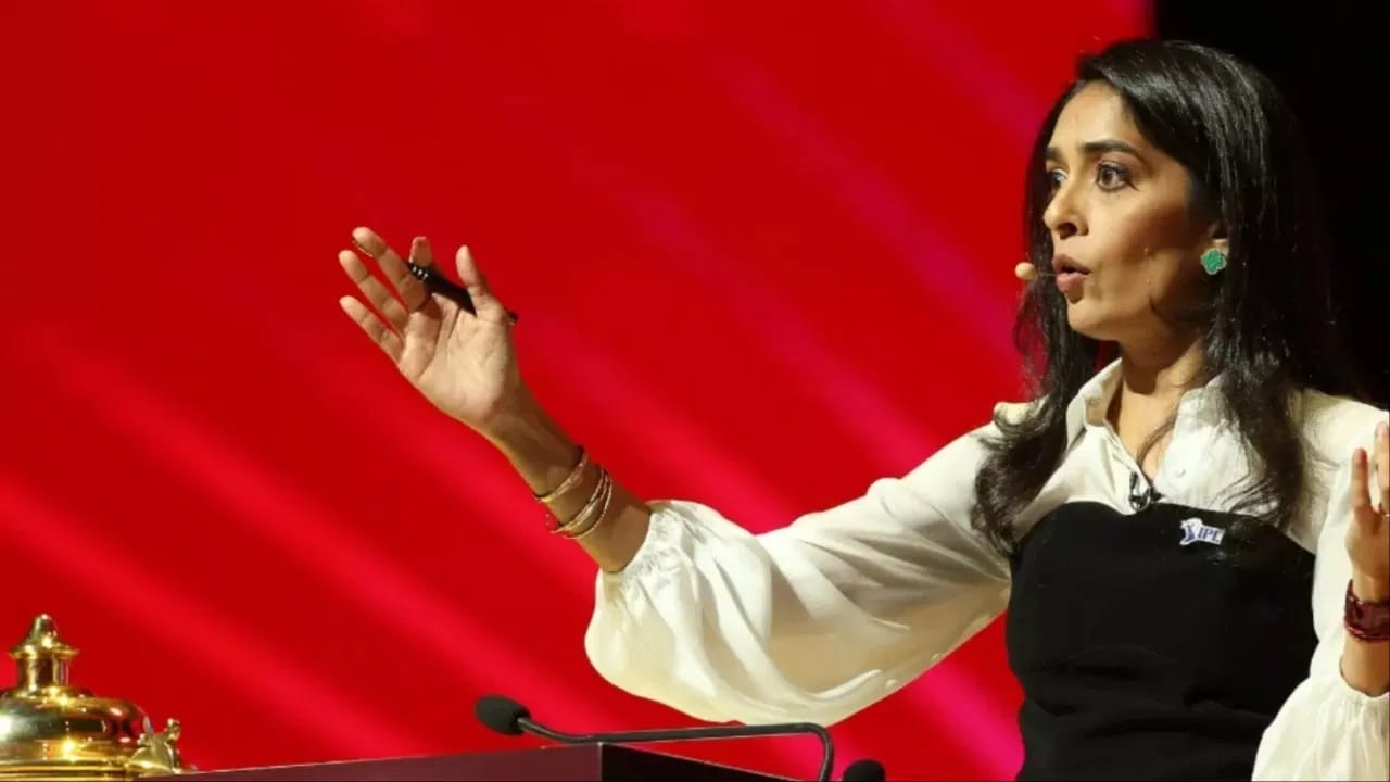 आयपीएल 2026 या 19 व्या मोसमासाठी एकूण 10 संघांना जास्तीत जास्त 77 खेळाडूंची गरज आहे. त्यासाठी मल्लिका सागर या ऑक्शनर म्हणून जबाबदारी पार पाडताना दिसणार आहेत. (Photo Credit: IPL/WPL/X)