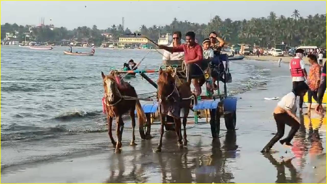 नवीन वर्षांच्या स्वागतासाठी मालवण मध्ये पर्यटकांची गर्दी
