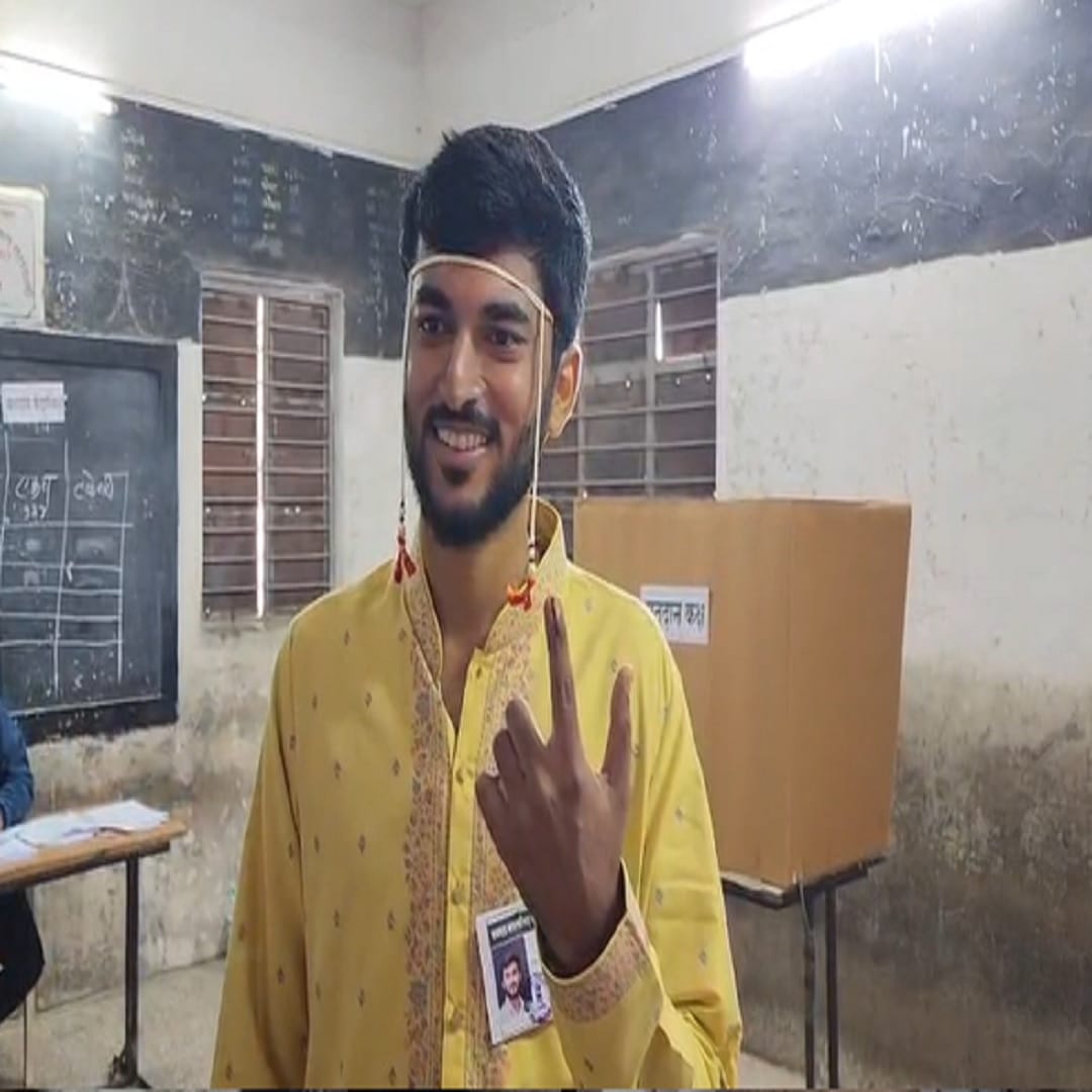 मनमाडमध्ये उमेदवार असलेल्या तरुणाचं आज लग्न आणि मतदान दोन्ही असल्यामुळे त्याची धावपळ झाली होती, मात्र त्याने दोन्ही गोष्टींचा मेळ बसवत मतदानाचा हक्क बजावला आहे. या तरूणाचे नाव रोहन असून त्याची शिवसेने कडून उमेदवारी आहे.