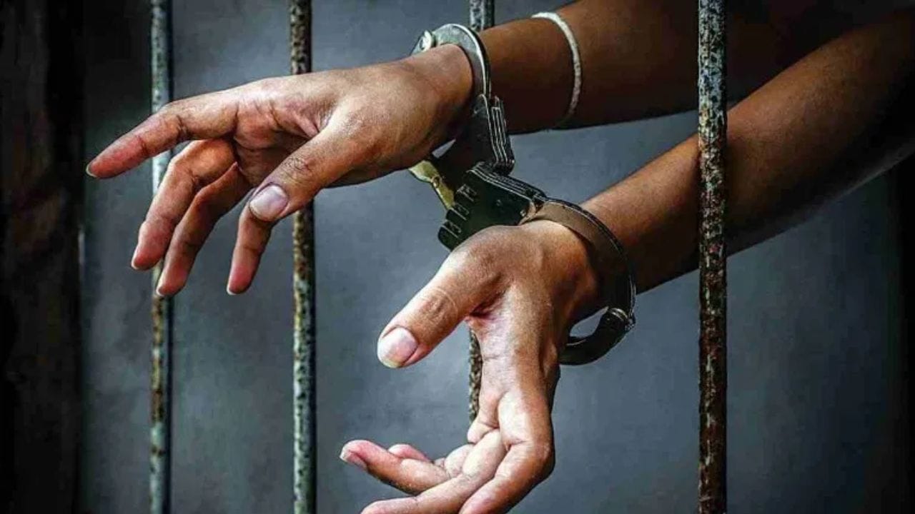 आईची हत्या केली अन् गायब झाला, वेषानंतर करून बनला शिक्षक, पोलीसांनी कसा घेतला शोध? आईची हत्या केली अन् गायब झाला, वेषानंतर करून बनला शिक्षक, पोलीसांनी कसा घेतला शोध?