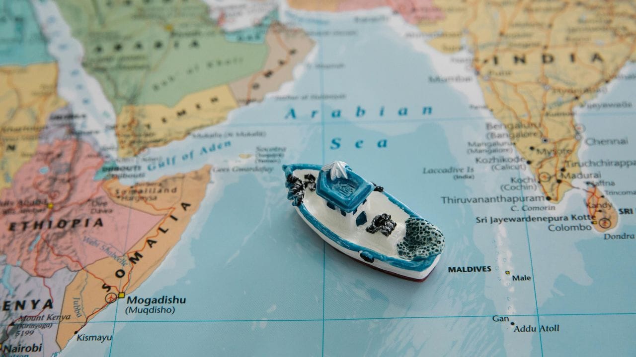 'मर्केटर' प्रोजेक्शन : 1569 मध्ये जेरार्डस मर्केटरने एक नकाशा बनवला जो सागरी प्रवासासाठी क्रांतीकारी ठरला. या नकाशात उत्तर दिशा वर होती, ज्यामुळे जहाजांना दिशा ठरवणे सोपे झाले. आजचे 'गुगल मॅप्स' देखील याच तत्त्वावर आधारित आहेत.