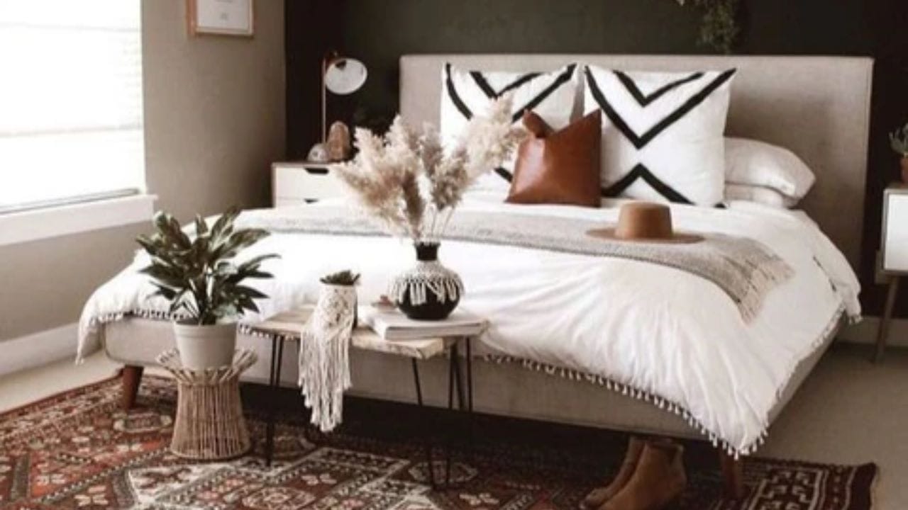 वैवाहिक समस्यांचे निराकरण करण्यासाठी पाच गोमती चक्रे सिंदूरच्या पेटीत ठेवून ती पूजास्थळी ठेवावीत. दररोज प्रार्थनेनंतर महिलांनी त्यांच्या कपाळावर सिंदूर लावावा आणि पुरुषांनी त्यावर टिळक लावावे. या उपायांमुळे घरातील नकारात्मक ऊर्जा दूर होऊन पती-पत्नीमधील संबंध अधिक मजबूत होतात.