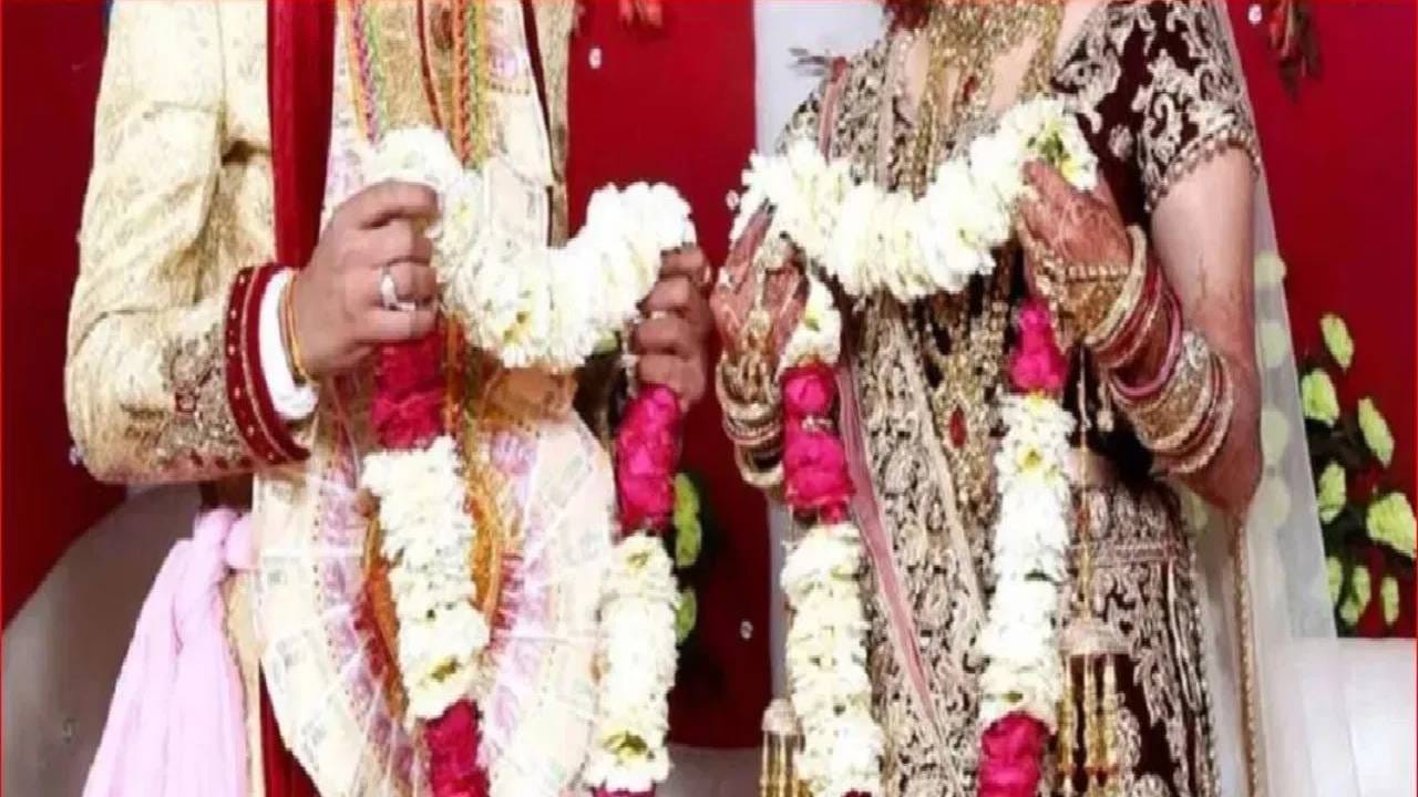 नवरदेवाच्या गळ्यात वरमाळा घातली, त्यानंतर नवरी मुलीच्या कृत्याने आई-वडिलांना मान खाली घालावी लागली, लग्नात एकच खळबळ