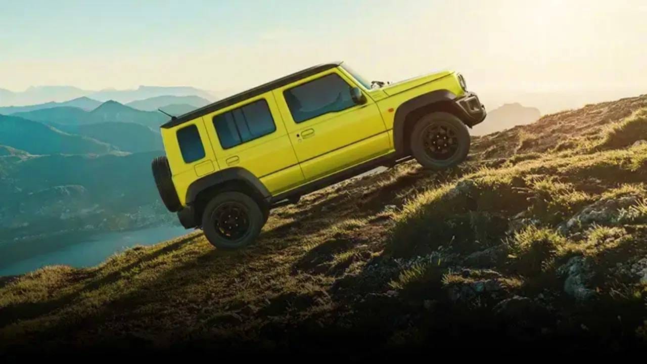 Maruti Suzuki Jimny Price डिस्काऊंट: मारुती सुजुकीच्या या लोकप्रिय एसयूवीवर 1 लाख रुपयापर्यंत बंपर बचत करण्याची संधी आहे. या कारची किंमत 12 लाख 32 हजार (एक्स शोरूम) पासून सुरु होते. या गाडीच्या टॉप वेरिएंटसाठी 14 लाख 45 हजार (एक्स शोरूम) खर्च करावे लागतील. (फोटो- मारुति सुजुकी)