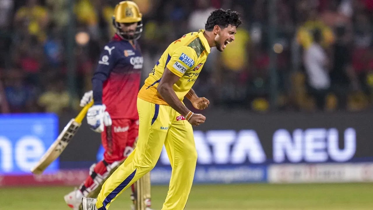 श्रीलंकेचा गोलंदाज मथीशा पथिराणा याने इतिहास घडवला. मथीशा पथिराणा या मिनी ऑक्नशमधील दुसरा सर्वात महागडा खेळाडू ठरला. तसचे मथिशाने आयपीएलमधील सर्वात महागडा श्रीलंकन खेळाडू होण्याचा बहुमान मिळवला. केकेआरने मथीशासाठी 18 कोटींची बोली लावून त्याला आपल्या ताफ्यात घेतलं. (Photo Credit : PTI)