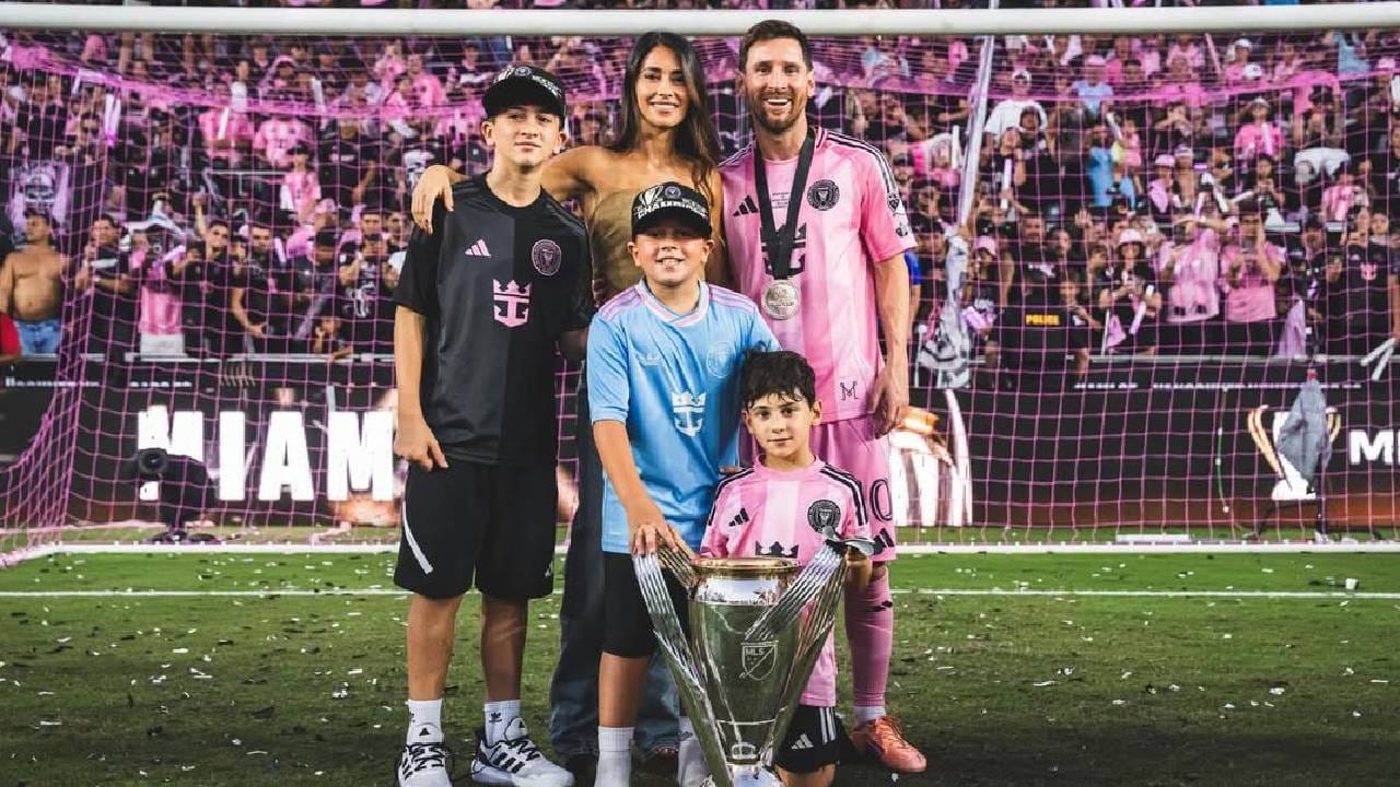 फुटबॉल स्टार लियोनल मेस्सी भारत दौऱ्यावर आहे. त्याची एक झलक पाहण्यासाठी चाहत्यांची झुंबड उडाली आहे. काही ना त्याला पाहता आलं तर काहींच्या पदरी निराशा पडली आहे. मेस्सीची क्रेझ भारतातही आहे. पण हा दिग्गज क्रिकेटपटू बालपणीची मैत्रीण अँटोनेला रोकुझोच्या प्रेमात वेडा आहे. (फोटो- इन्स्टाग्राम)