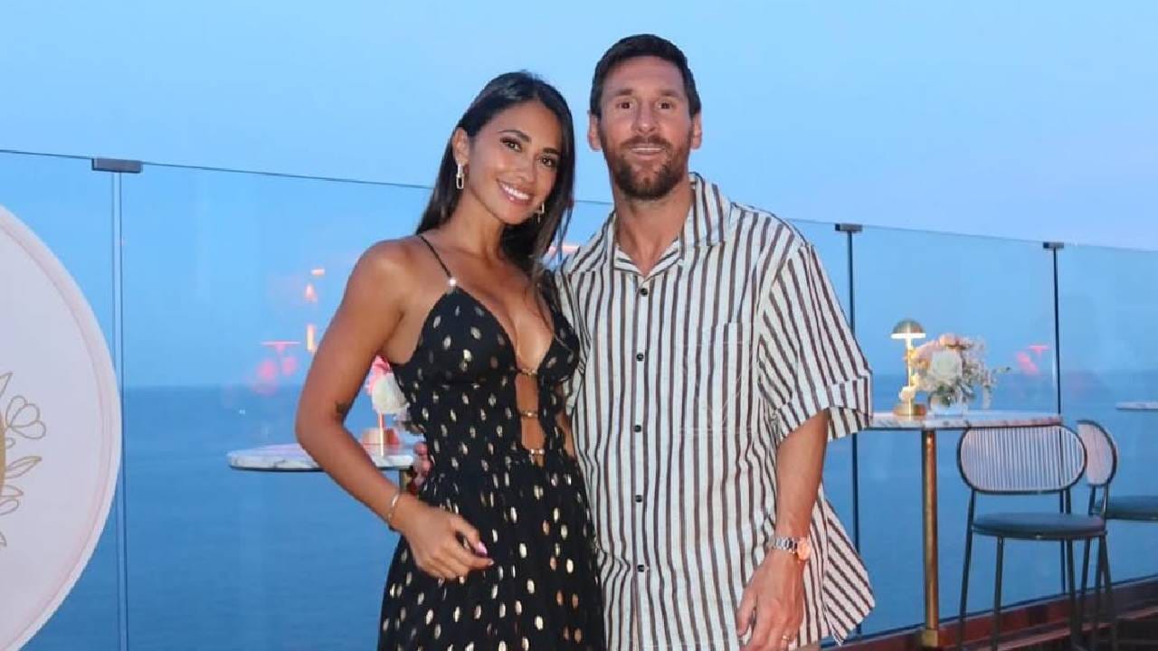 मीडिया रिपोर्ट्सनुसार, अँटोनेलाची एकूण संपत्ती १६५ कोटींपेक्षा जास्त आहे. अँटोनेला फिटनेस ब्रँडसाठी मॉडेलिंग देखील करते. यातून ती चांगली कमाई करते. अँटोनेला ट्विटर आणि फेसबुकवर नाही. पण इंस्टाग्रामवर असून तिचे 35 मिलियनहून अधिक फॉलोअर्स आहेत. (फोटो- इन्स्टाग्राम)