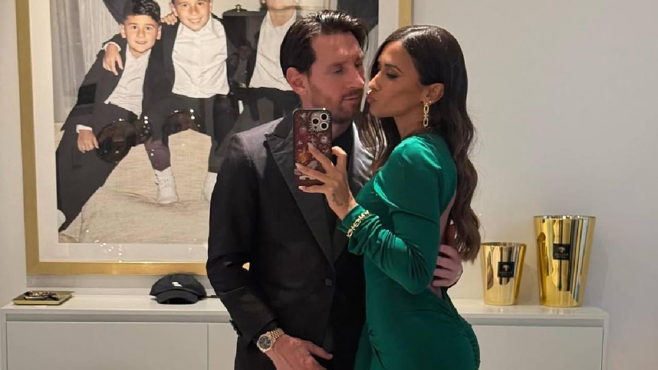 फुटबॉल स्टार आणि रोकुझोची भेट लहानपणी झाली होती. त्यानंतर मेस्सी फुटबॉलच्या प्रशिक्षणासाठी दूर गेला. पण या दुराव्यातही त्यांचं प्रेम कायम राहिलं. ते पुन्हा एकत्र आले आणि लग्न केलं. लियोनल मेस्सीने 2017 मध्ये बालपणीची मैत्रीण अँटोनेला रोकुझोशी लग्न केले. या जोडप्याला तीन मुलं आहेत. (फोटो- इन्स्टाग्राम)