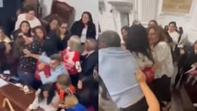 Video : एकमेकींच्या झिंज्या उपटल्या, भर संसदेत महिला खासदार एकमेकींशी.