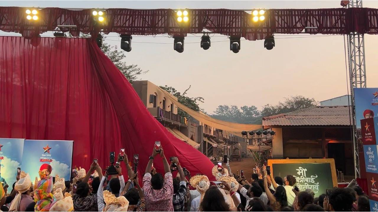 अमोल कोल्हे, मधुराणी गोखले यांच्या ‘मी सावित्रीबाई जोतीराव फुले’ मालिकेचा भव्यदिव्य सेट अमोल कोल्हे, मधुराणी गोखले यांच्या ‘मी सावित्रीबाई जोतीराव फुले’ मालिकेचा भव्यदिव्य सेट