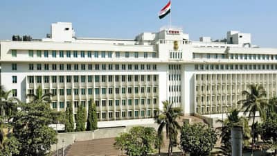 फडणवीस सरकारचं वर्ष कसं गेलं? काय आहे महाराष्ट्राचा मूड? जाणून घ्या सर्वकाही