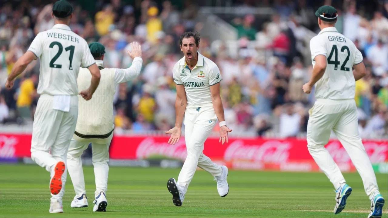 मिचेल स्टार्कने पाकिस्तानचा डावखुरा वेगवान गोलंदाज वसीम अक्रमचा विक्रम मोडीत काढला आहे. इतकंच त्याच्यापेक्षा दोन सामने कमी खेळत हा विक्रम रचला आहे. त्यामुळे वसीम अक्रमचा सर्वाधिक कसोटी घेण्याचा विक्रम आता स्टार्कच्या नावावर झाला आहे. (Photo: PTI)