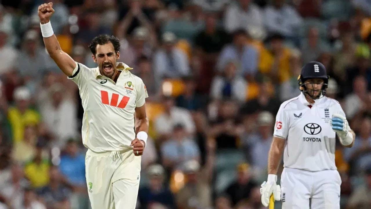 मिचेल स्टार्क सध्या कसोटी क्रिकेटमध्ये डावखुरा गोलंदाज म्हणून सर्वाधिक बळी घेण्याचा विक्रम 424 विकेट्ससह दुसऱ्या क्रमांकावर आहे. रंगना हेराथ 433 विकेट्स घेऊन या यादीत अव्वल स्थानावर आहे. जर स्टार्कने बॉक्सिंग डे कसोटीत 10 विकेट्स घेतल्या तर तो हेराथला मागे टाकून अव्वल स्थान मिळवेल. (Photo: PTI)