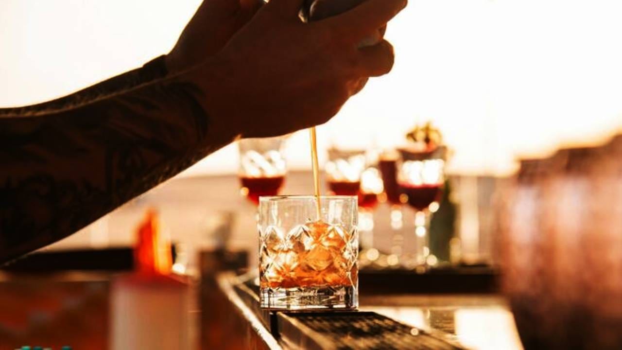 तर सर्वात स्वस्त दारु ज्या देशात मिळते. त्यात व्हिएतनाम हा अग्रेसर देश आहे. अनेक वृत्तानुसार, व्हिएतनाम या देशात दारुची किंमत जवळपास 35 रुपयांपर्यंत असते. येथील लोकांचे उत्पन्न हे जवळपास 1 लाख रुपये प्रति व्यक्ती आहे. त्यामुळे त्यांना इथं दारु खरेदी स्वस्तात पडते.