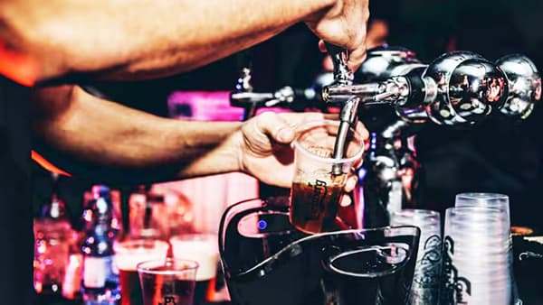 Cheapest Liquor: जगभरातील मद्यपी हे आम्ही अर्थव्यवस्थेचा कणा आहोत असे सांगतात. कारण अनेक देशात दारुवर मोठ्या प्रमाणात कर आकारला जातो. त्यातून सरकारला मोठा महसूल प्राप्त होतो. पण यामुळे दारु महाग मिळते आणि मद्यपींच्या आनंदाला ब्रेक लागतो. पण या देशात मद्यपी अत्यंत आनंदी आहेत.
