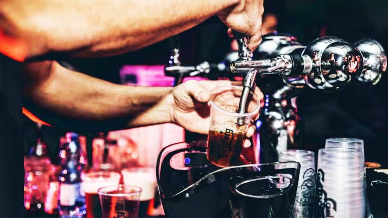 Cheapest Liquor: जगभरातील मद्यपी हे आम्ही अर्थव्यवस्थेचा कणा आहोत असे सांगतात. कारण अनेक देशात दारुवर मोठ्या प्रमाणात कर आकारला जातो. त्यातून सरकारला मोठा महसूल प्राप्त होतो. पण यामुळे दारु महाग मिळते आणि मद्यपींच्या आनंदाला ब्रेक लागतो. पण या देशात मद्यपी अत्यंत आनंदी आहेत.