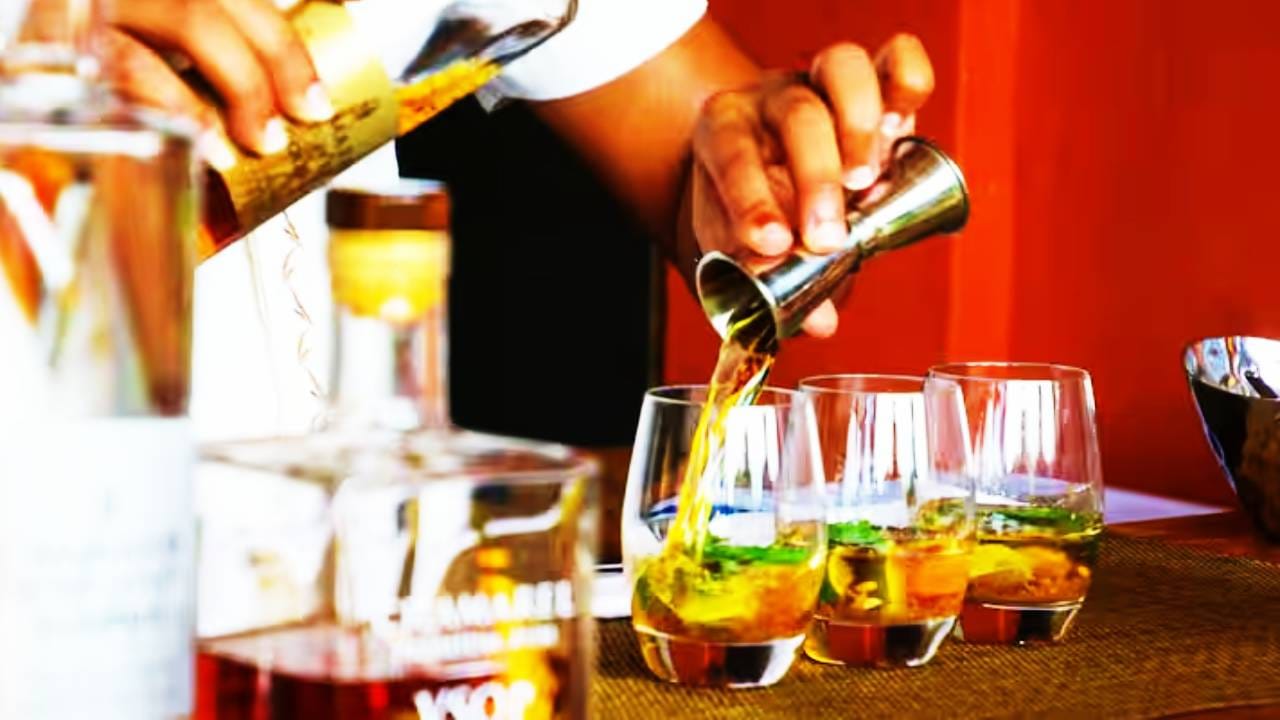 तर या देशातून भारतात दारु आणता येते. पण तुम्ही ड्रम भरून दारू आणू शकत नाही. भारतीय नियमानुसार, 2 लिटर स्पिरिट अथवा वाईन आणता येते. त्यावर कर लागत नाही. पण जर तुम्ही यापेक्षा अधिक दारु आणाल तर मग कस्टम चार्ज द्यावा लागतो. त्यातही दारुच्या प्रतवारीनुसार कस्टम ड्युटी लागते.