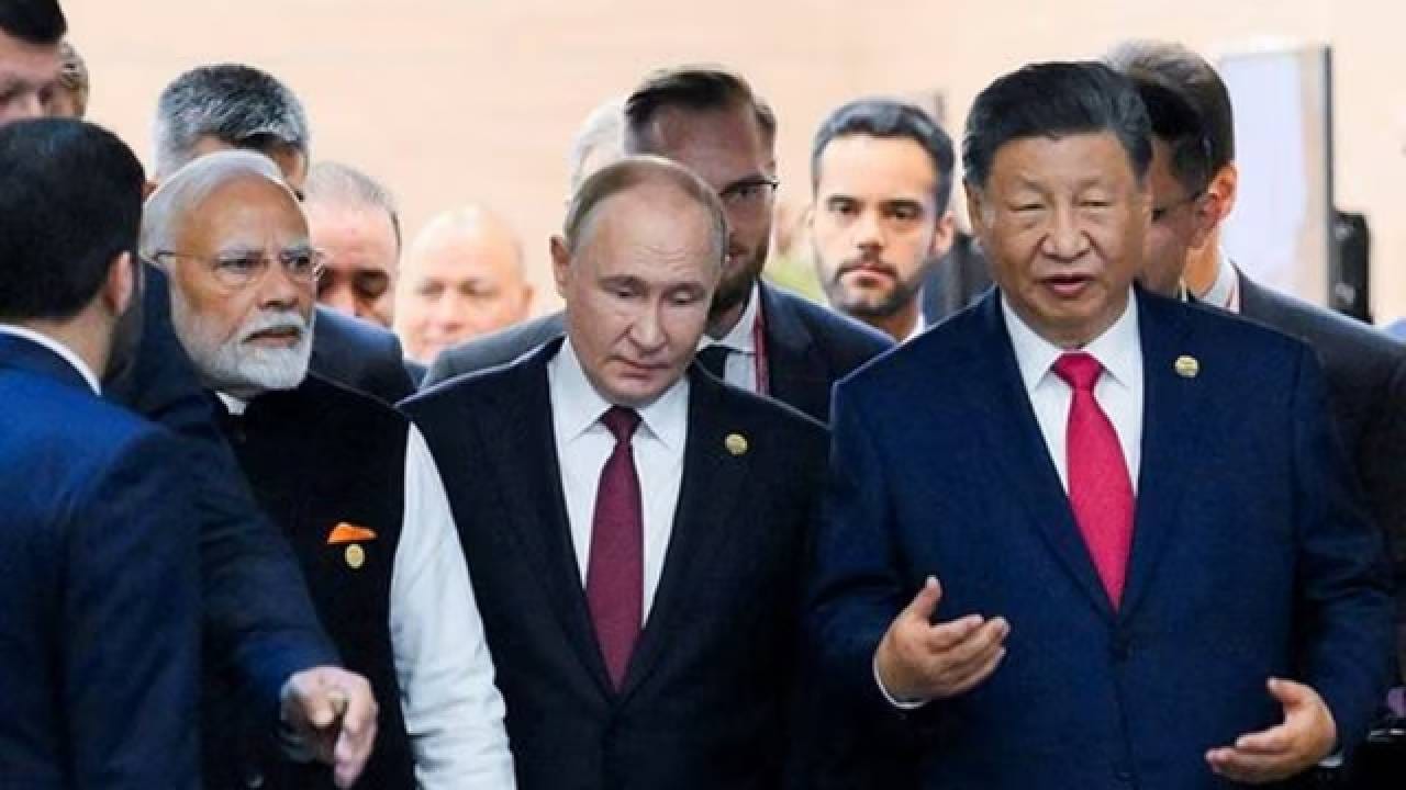 China-Russia : भारताच्या विश्वासू मित्राविरोधात चीन-रशिया आले एकत्र? पुतिन यांनी डायरेक्ट स्ट्रॅटेजिक बॉम्बर्स उतरवले, आपणं कोणाच्या बाजून जाणार?
