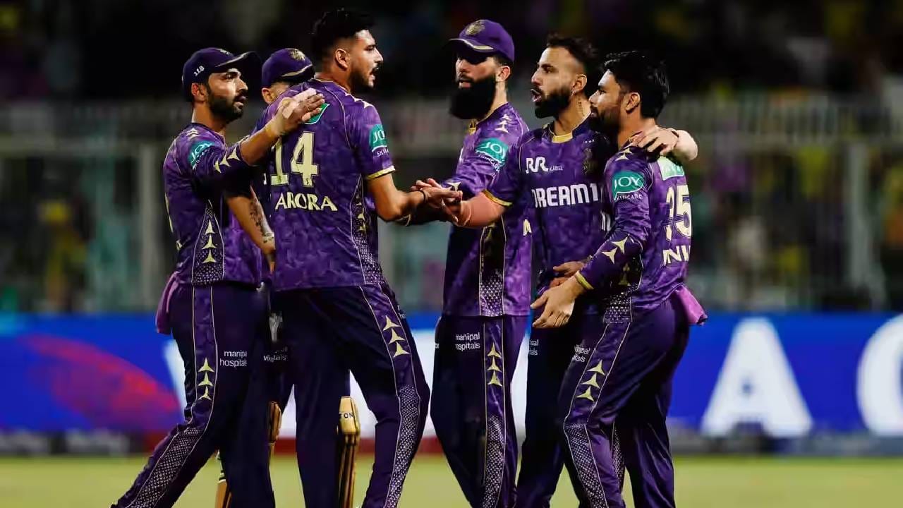 मोईन अली आयपीएल 2025 मध्ये सहा सामने खेळला होता. यात फक्त पाच धावा केल्या आणि सहा विकेट घेतल्या होत्या. मोईन अली हा आयपीएल सोडणारा दुसरा खेळाडू आहे. त्याच्या आधी फाफ डू प्लेसिसनेही आयपीएलपेक्षा पीएसएलला पसंती दिली. (Photo- BCCI/IPL)