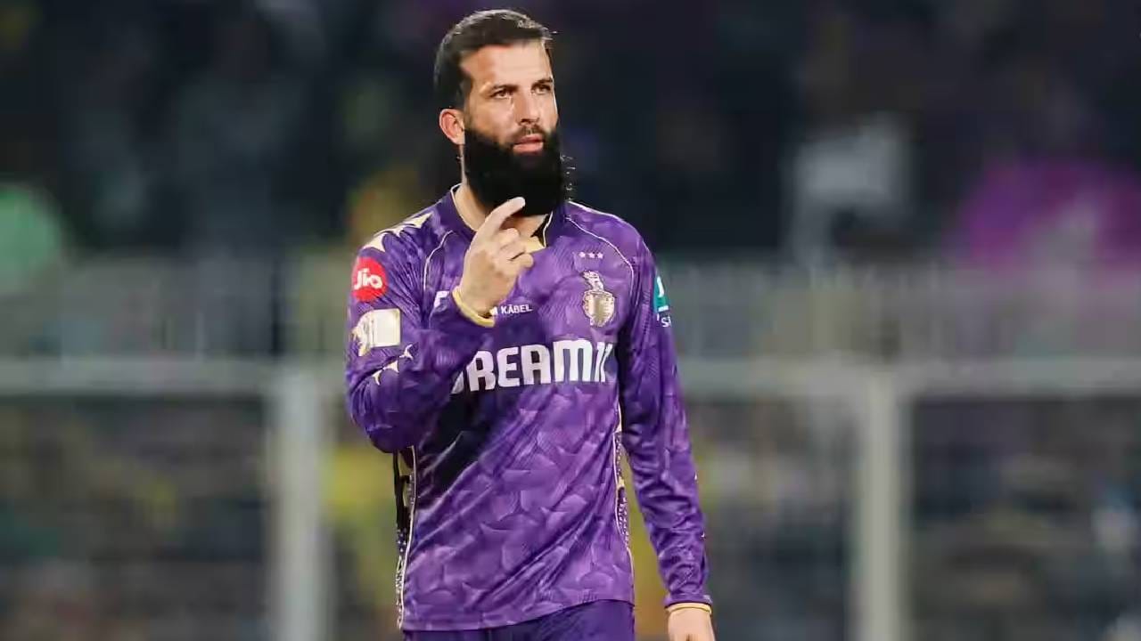 मोईन अलीने 2018 मध्ये या स्पर्धेत पदार्पण केले होते. मोईन अली चेन्नई सुपर किंग्ज आणि रॉयल चॅलेंजर्स बंगळुरूकडूनही खेळला आहे. मोईन अलीने गेल्या सात वर्षांत आयपीएलमधून 46.10 कोटी कमावले. 2021 मध्ये चेन्नई सुपर किंग्जने तब्बल 7 कोटीला विकत घेतले. 2022 ते 2024 पर्यंत चेन्नईसोबत राहिला आणि प्रत्येक हंगामात 8 कोटी कमावत होता. (Photo- BCCI/IPL)