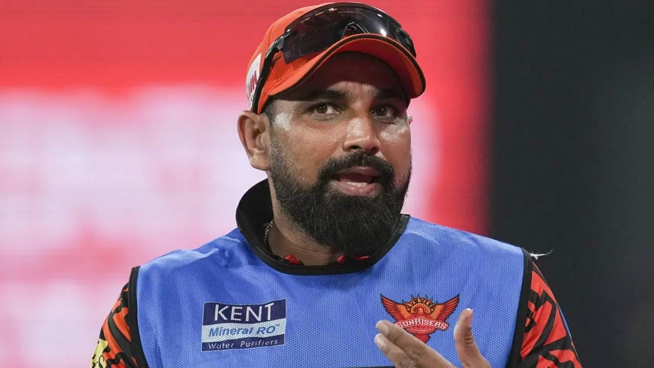 सौरव गांगुली पुढे म्हणाला, "शमी कसोटी सामने, एकदिवसीय सामने आणि टी20 क्रिकेट का खेळू शकत नाही? याचे खरे कारण मला समजत नाही. शमीचे कौशल्य अद्भुत आहे." शमी सध्या सय्यद मुश्ताक अली ट्रॉफीमध्ये बंगालकडून खेळत आहे. त्याने गेल्या तीन सामन्यांमध्ये 11 विकेट घेतल्या आहेत. (फोटो- PTI)