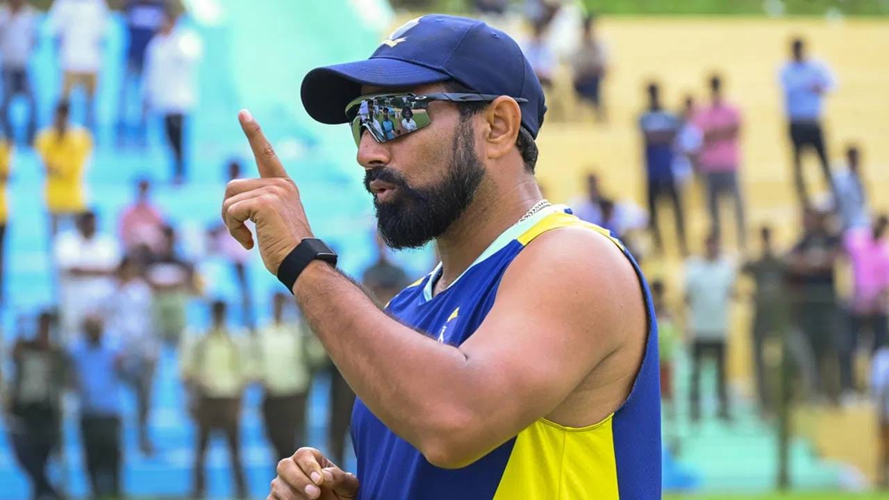 मोहम्मद शमी टीम इंडियात पुनरागमन करण्यासाठी खूप मेहनत घेत आहे. देशांतर्गत क्रिकेटमध्ये घाम गाळत आहे. इतकंच काय तर त्याच्या मेहनतीला फळ मिळत आहे. बंगालकडून खेळताना शमीने सय्यद मुश्ताक अली ट्रॉफीत चांगली कामगिरी केली आहे. (फोटो- PTI)