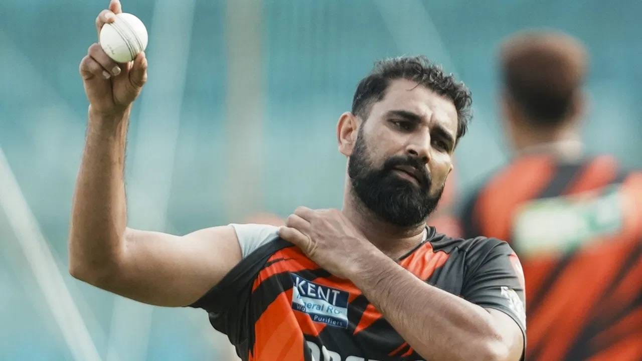 मोहम्मद शमीने स्पष्टपणे सांगितले की निवडकर्ते त्याला का निवडत नाहीत हे त्याला माहित नाही. इतकंच काय तर कोणतीच चर्चा झाली नसल्याचं सांगितलं होतं. तेव्हा शमी म्हणाला होता की, त्याच्या हातात फक्त चांगली कामगिरी करणे आहे, कोणालाही निवडणे आपल्या हातात नाही. (फोटो- PTI)