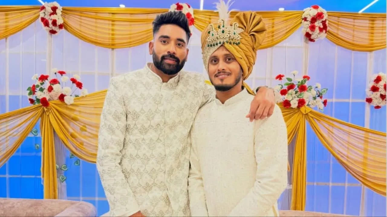 मोहम्मद सिराज याने त्याच्या इंस्टाग्रामवरुन मित्राच्या लग्नाची माहिती दिली. सिराजने त्याच्या मित्रासोबतचे लग्नातील फोटो सोशल मीडियावर पोस्ट केले आहेत. (Photo Credit : Instagram)