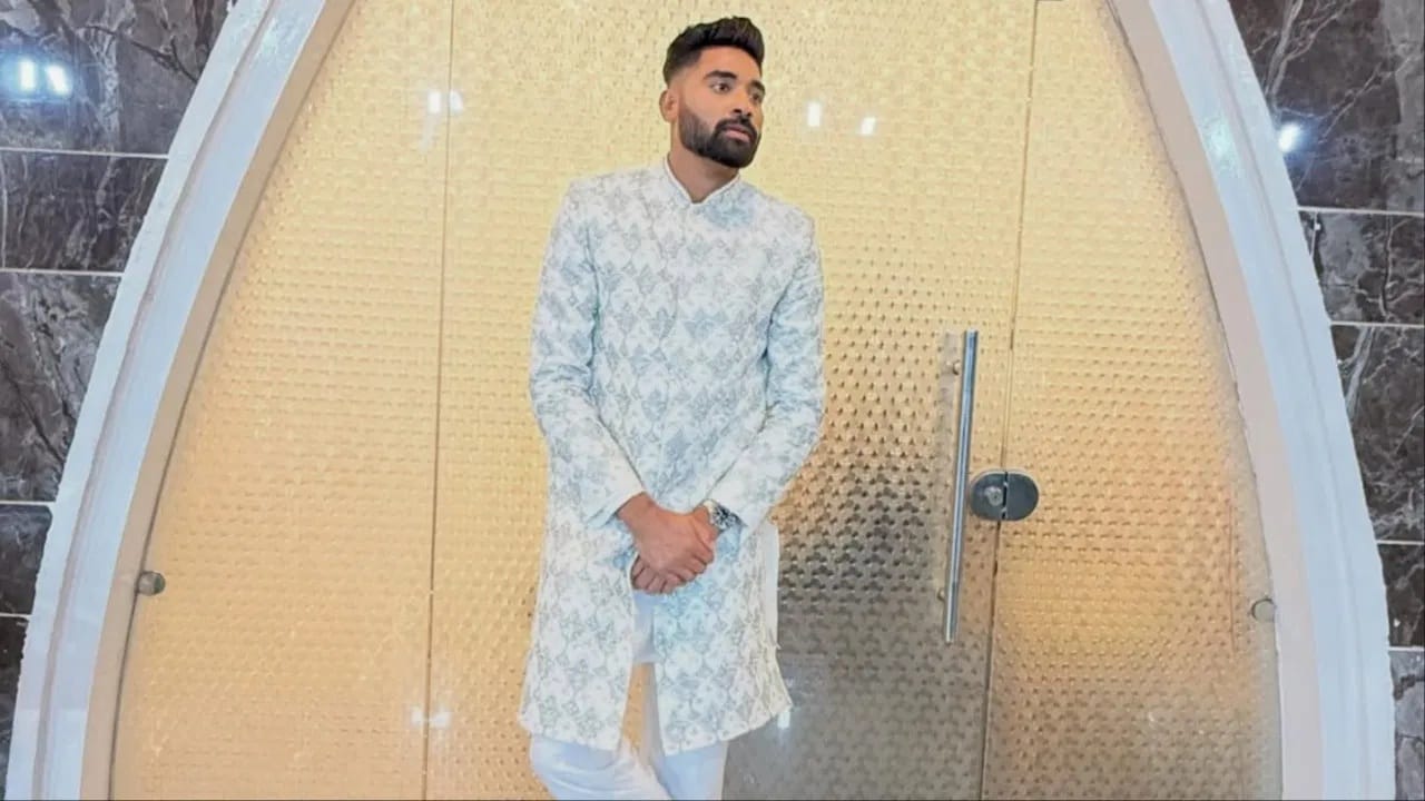 वेगवान गोलंदाज मोहम्मद सिराज सध्या टीम इंडियातून बाहेर आहे. टीम इंडियातून दूर असलेल्या या वेगवान गोलंदाजाने त्याच्या मित्राच्या लग्नाला हजेरी लावली.  (Photo Credit : Instagram)