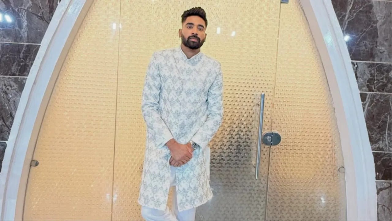 मोहम्मद सिराज याने त्याच्या मित्राच्या लग्नात टीम इंडियाचा स्टार गोलंदाज असूनही कोणताही बडेजावपणा केला नाही. सिराजने त्याच्या या साध्या स्वभावाने उपस्थितांची मनं जिंकली. (Photo Credit : Instagram)