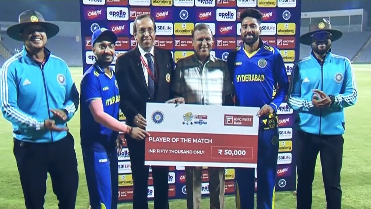 मुंबईला याआधीच्या सामन्यात हैदराबादकडून पराभूत व्हावं लागलं होतं. मोहम्मद सिराज हा हैदराबादच्या विजयाचा हिरो ठरलेला. सिराजने तेव्हा तन्मय अग्रवाल याच्यासह मॅन ऑफ द मॅच पुरस्कार आणि बक्षिस रक्कम शेअर केली होती. (Photo Credit: Twitter/Jio Hotstar)