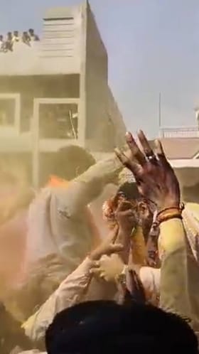 विजय मिळाल्यानंतर थेट उधळल्या नोटा