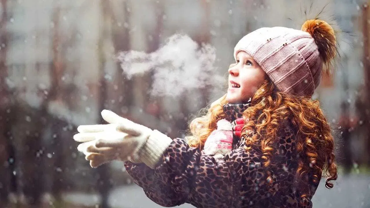 श्वास वाफेसारखा दिसतो : जेव्हा तोडातून बाहेर पडणाऱ्या बाष्पाचे तापमान एका विशिष्ट बिंदूपेक्षा खाली येते, तेव्हा बाष्प द्रवात रूपांतरित होते. हे लाखो अतिसूक्ष्म पाण्याचे कण हवेत तरंगू लागतात, ज्यामुळे ते आपल्याला वाफेसारखे किंवा धुरासारखे दिसते.  