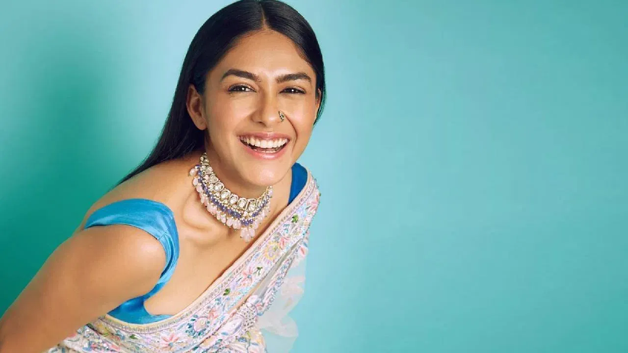 रविवारी रात्री मृणाल ठाकुरने इंस्टाग्राम स्टोरी शेअर केली आहे. या स्टोरीद्वारे मृणालने स्वतःबद्दल पसरलेल्या अफवांवर प्रतिक्रिया दिली. यावेळी मृणालने या अफवांवर थेट कमेंट केली नाही. आईकडून डोक्याला तेल लावून घेत असतानाचा हसत-खेळत एक व्हिडीओ शेअर केला. श्रेयस अय्यरशी जोडल्या जाणाऱ्या अफवांवर टोमणा मारत तिने कॅप्शन लिहिलं, “ते बोलतात, आपण हसतो. अफवा म्हणजे फ्री पीआर आणि मला अशा गोष्टी आवडतात!”