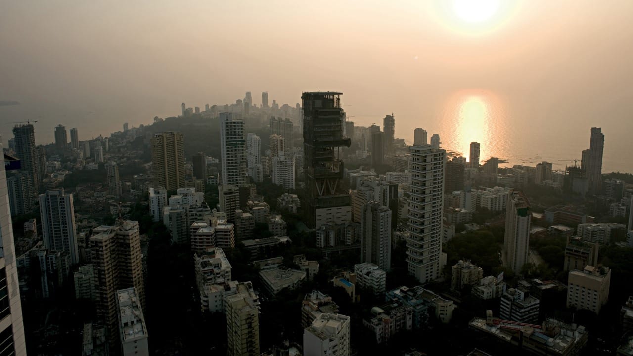 पण अंबानी यांच्या अँटिलिया या निवासस्थानी नोकरी मिळवण्यासाठीची प्रक्रिया नेमकी कशी असते, तिथे भरती कशाप्रकारे केली जाते, त्यांच्या घरी कोणकोणत्या पदांसाठी नोकरीची संधी असते, याबद्दल आपण सविस्तर माहिती घेऊया.