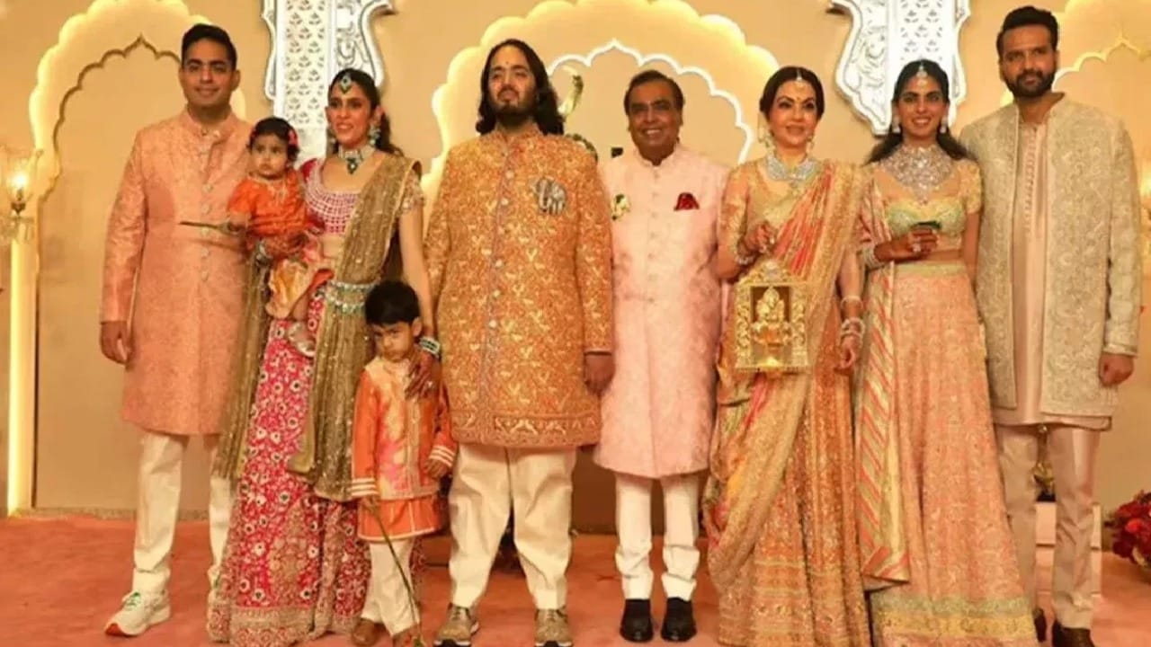 मुकेश अंबानी आणि नीता अंबानी हे देशातील सर्वात श्रीमंत आणि प्रसिद्ध जोडपं म्हणून ओळखले जातात. मुकेश अंबानी यांनी रिलायन्स इंडस्ट्रीजला एका वेगळ्या स्तरावर नेऊन ठेवले आहे. अंबानी कुटुंबाच्या व्यापार कौशल्याची चर्चा केवळ भारतातच नव्हे, तर संपूर्ण जगभरात कायम होत असतो.