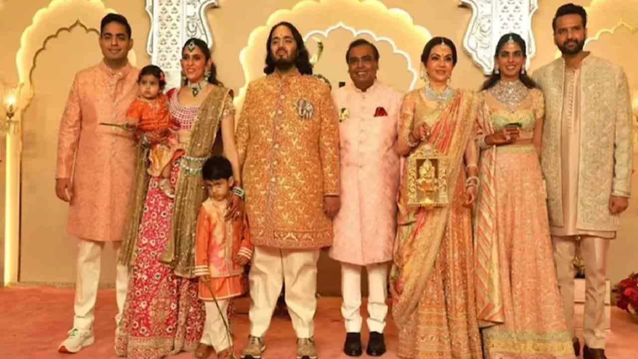 रिलायन्स इंडस्ट्रीजचे अध्यक्ष मुकेश अंबानी यांच्या अँटिलिया या अलिशान निवासस्थानी काम करण्याची इच्छा अनेकांची असते. कारण येथे काम करणाऱ्या कर्मचाऱ्यांचा पगार लाखांमध्ये असतो. त्यांना कॉर्पोरेट कर्मचाऱ्यांप्रमाणे उत्तम सुविधा मिळतात.