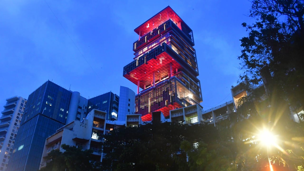 विविध मीडिया रिपोर्ट्सने दिलेल्या माहितीनुसार, अँटिलियामध्ये कचरा आणि साफसफाई करण्यासाठी असलेल्या कर्मचाऱ्याला तब्बल २ लाख रुपये प्रति महिना पगार दिला जातो.