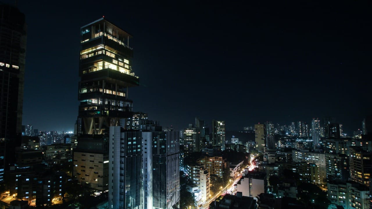 अर्जदारांना सर्वप्रथम एक कठीण लेखी परीक्षा उत्तीर्ण करावी लागते. यामध्ये सामान्य ज्ञान किंवा ज्या पदासाठी अर्ज करायचा आहे त्या संबंधित प्रश्न विचारले जातात. लेखी परीक्षेत उत्तीर्ण झालेल्या उमेदवारांना पुढील टप्प्यात मुलाखतीसाठी बोलावले जाते.