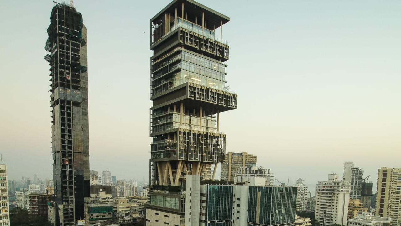 मुकेश अंबानी हे मुंबईतील २७ मजली आणि जगातील सर्वात महागड्या घरांपैकी एक असलेल्या अँटिलिया या बंगल्यात राहतात.